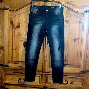 Kenzie jeans size 6/28 distressed wash black holes